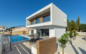 Villa Andre, Walking Distance To Coral Bay